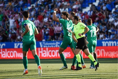 Los jugadores de la UD Almería celebran su gol.