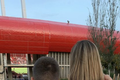 Maribel Sánchez, exdelegada del Gobierno de la Junta y candidata del PP por Almería al 19J, con su hijo Pablo en una visita al Mediterráneo.