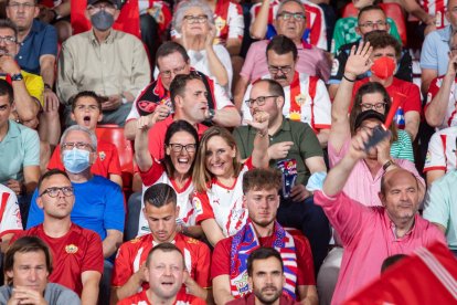 La periodista Noelia Mengíbar y Maribel Sánchez, en la grada del Estadio de los Juegos Mediterráneos, animando al Almería en un partido.