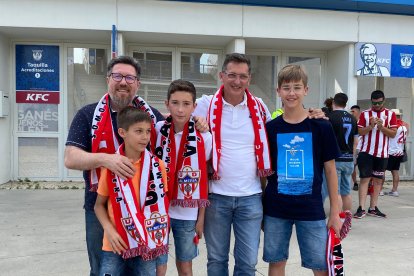 Rodrigo Sánchez Haro y José Luis Sánchez Teruel, del PSOE, en familia para apoyar al Almería en Leganés.