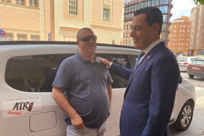 El jefe del Ejecutivo andaluz saluda a un taxista.