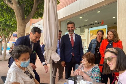 Presidente, alcalde y consejera de Agricultura, en un paseo por el centro de la ciudad.