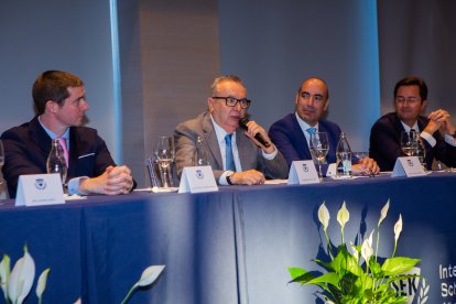 El director de LA VOZ, Pedro Manuel De la Cruz, en el acto de Graduación de Bachillerato del Colegio SEK Alborán 2022.