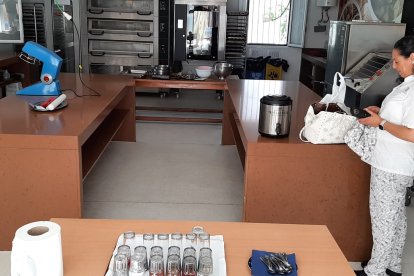 María Geroum del restaurante Marhaba, preparando todo para el curso.