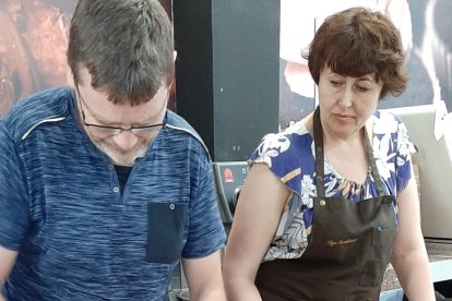 Alumnos elaborando los dulces como prácticas.