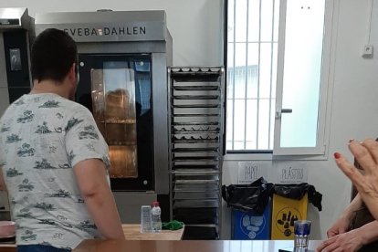 Pendientes del horno para que los dulces estuvieran a punto.