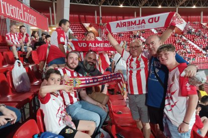 Ambiente en las gradas para vivir la fiesta.