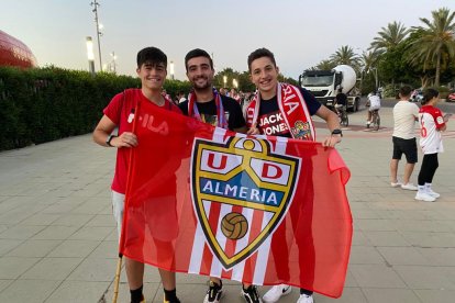 Aficionados a las puertas del estadio.