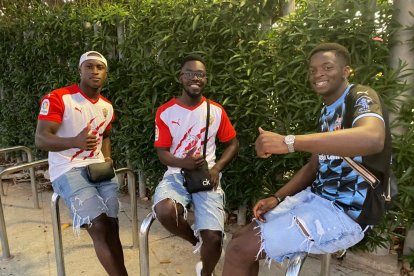 Aficionados a las puertas del estadio.