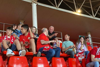 Ambiente en las gradas para vivir la fiesta.