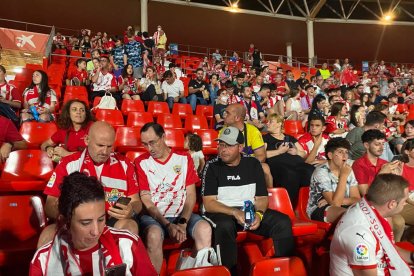 Ambiente en las gradas para vivir la fiesta.