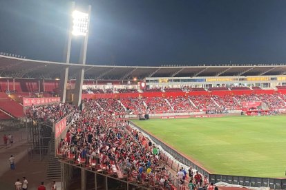 Ambiente en las gradas para vivir la fiesta.