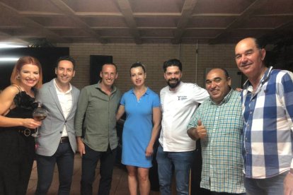 Ricardo Céspedes junto a invitados al evento.