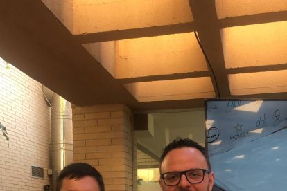 Los asistentes José Juan Gallardo y Adrián Oller.