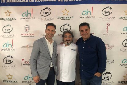 Ricardo Céspedes, Director Comercial de La Voz de Almería junto a Tony García, Gerente del restaurante Espacio Gastronómico, y Antonio Aguilar, Director Gerente de Avenida Hotel.