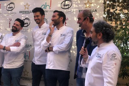 El anfitrión Tony García junto a los chefs invitados.