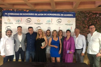 Tony García, Ricardo Céspedes y Antonio Aguilar junto a invitados a las IV Jornadas de Ronqueo de Atún de Almadraba.