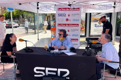 El periodista Alfredo Casas entrevista a Federico Rebolloso y Eva Lorenzo, del establecimiento ClasiJazz.