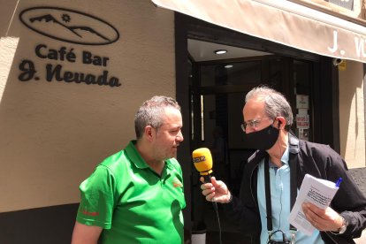 Tony Fernández entrevista al gerente del bar J. Nevada, situado en el corazón del barrio.
