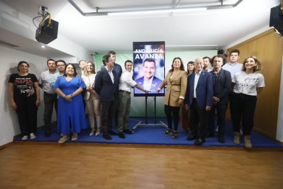 Candidatos en la sede del PP de Almería junto al presidente y coordinador de campaña.