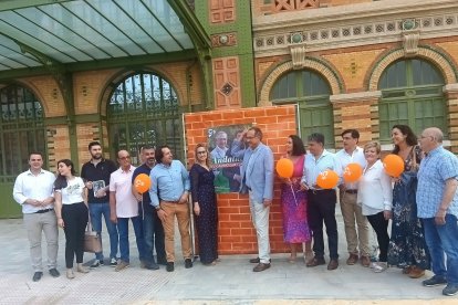 Ciudadanos realizó la pegada simbólica en la antigua estación de tren.