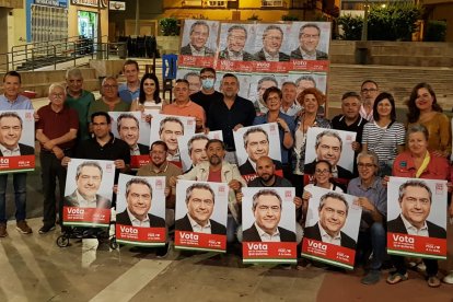 Socialistas almerienses cerca de su sede provincial.