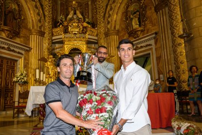 Rubi, Mohamed El Assy y Javi Robles, con el ramo de flores y copa de campeones en la Patrona de Almería.