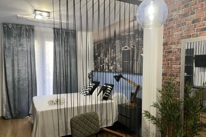 Una de las habitaciones del apartamento.