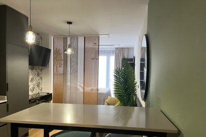 Una de las habitaciones del apartamento.