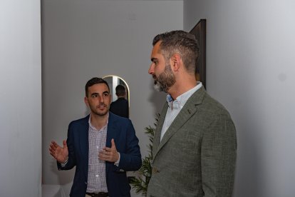 El alcalde de Almería visitando los apartamentos.