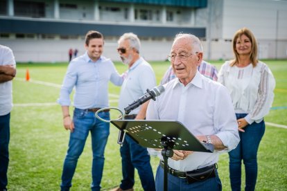 Gabriel Amat se dirige a los futbolistas.