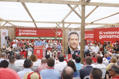 Asistentes al mitin.