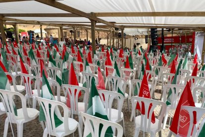 Preparativos del mitin.