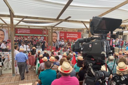 Asistentes al mitin.