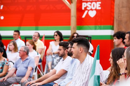 Asistentes al mitin.