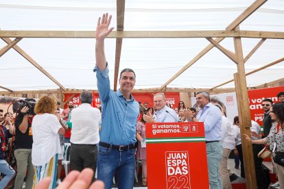 Saludos del presidente desde el atril.