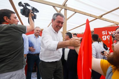 Fin del mitin en el castillo.