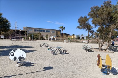 La zona infantil cuenta hasta con mesas merendero