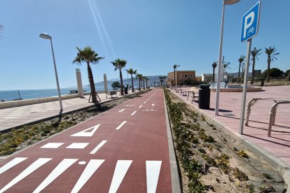 El carril bici junto a una zona de aparcabicis ubicada en el \'nuevo\' paseo marítimo