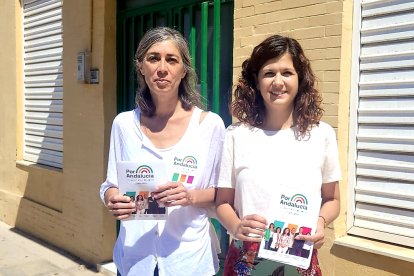 María Jesús Amate, a la derecha, a las puertas del colegio San Valentín.