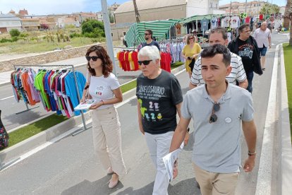 Candidatos de Por Andalucía en un mercadillo.