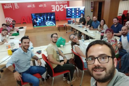 Juventudes Socialistas, siguiendo el debate el lunes por la noche.