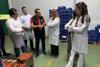 Aránzazu Martín y Carmen Crespo, en una visita el pasado martes.