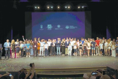 Foto de familia con los premiados en el Auditorio Maestro Padilla.
