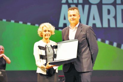 Divina Infantita con el trofeo de Mejor Centro de Enseñanza Cajamar.