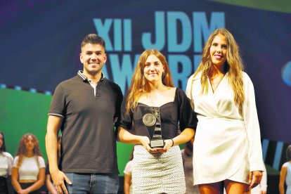 La nadadora Elena Liarte con el premio de Mejor Deportista Femenina.
