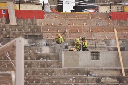 Operarios poniendo a punto el Estadio.