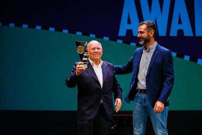 Cruz Almansa muestra su galardón.