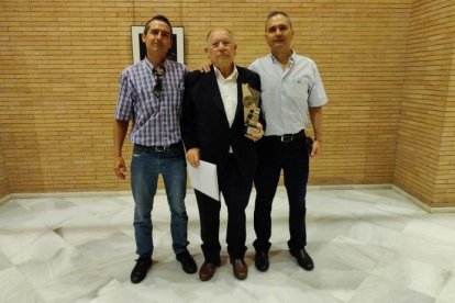 Los hombres del frontón siempre con su referente.