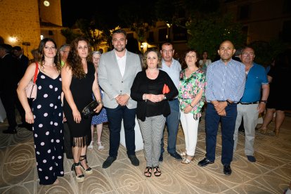 Vecinos de la comarca de Los Vélez posan junto a José Torregrosa, alcalde de Chirivel, mientras disfrutan del cóctel en una emotiva noche.